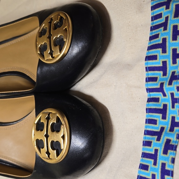 Tory Burch Chelsea Wedge Heel black with gold medallion logo - Picture 4 of 9